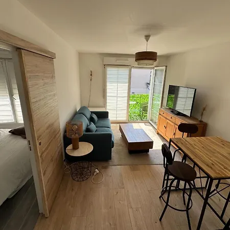 T2 Well Equipped With Balcony In Apartamento Caen